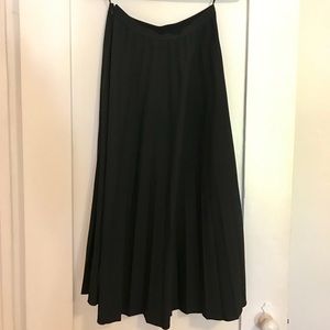 UNIQLO // Black Pleated Skirt // S
